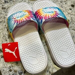 New woman’s slides rainbow tie-dye size 9